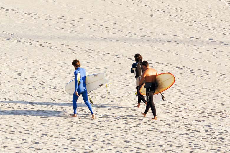 Walking with the surfing equipment