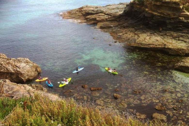Kayak vicino agli scogli
