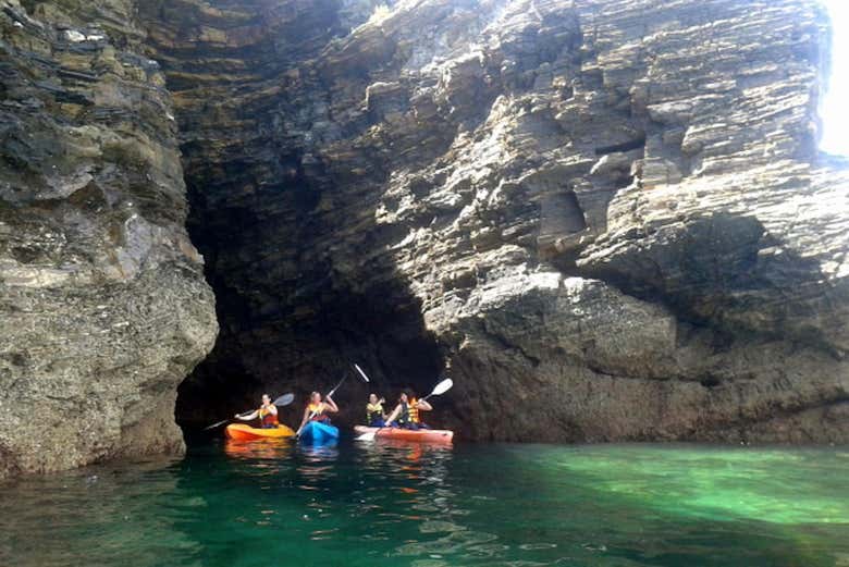 Percorso in kayak accanto alle scogliere