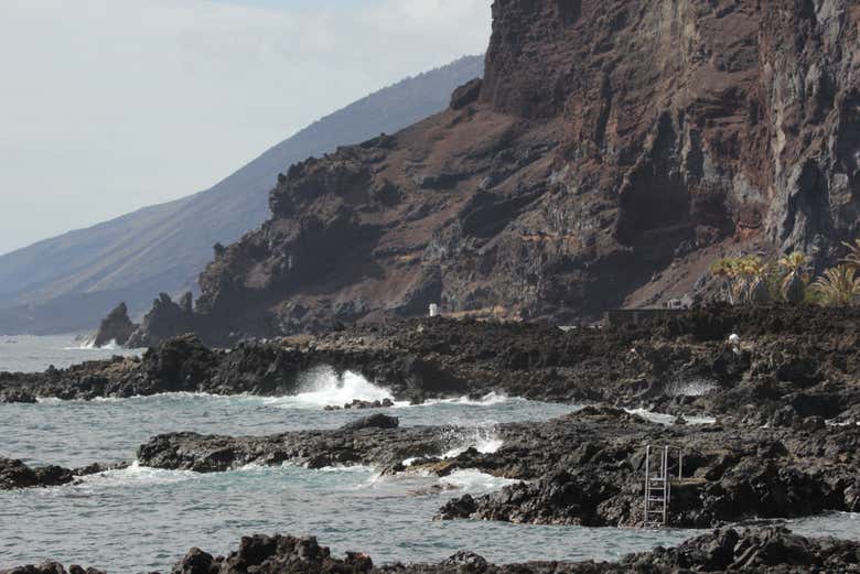 Contemplez le paysage volcanique depuis la mer