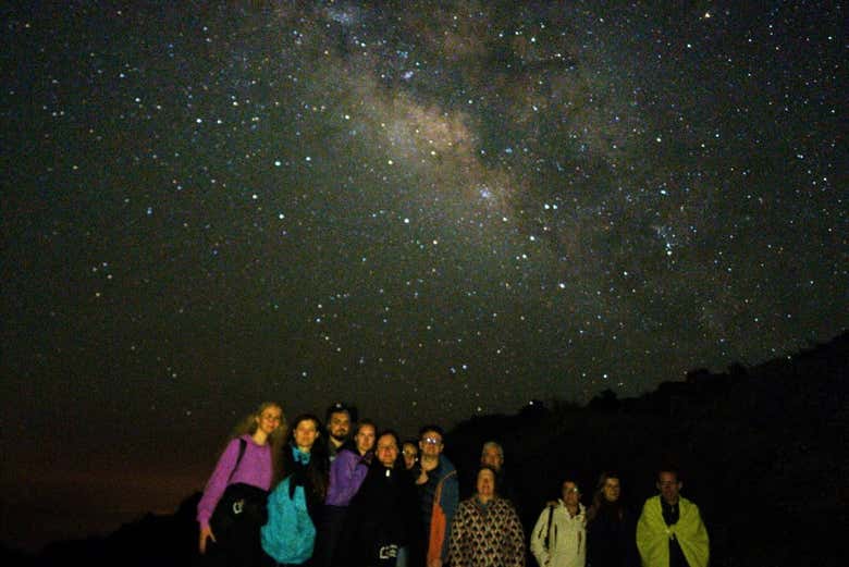 Photo de groupe avec le ciel étoilé en arrière-plan