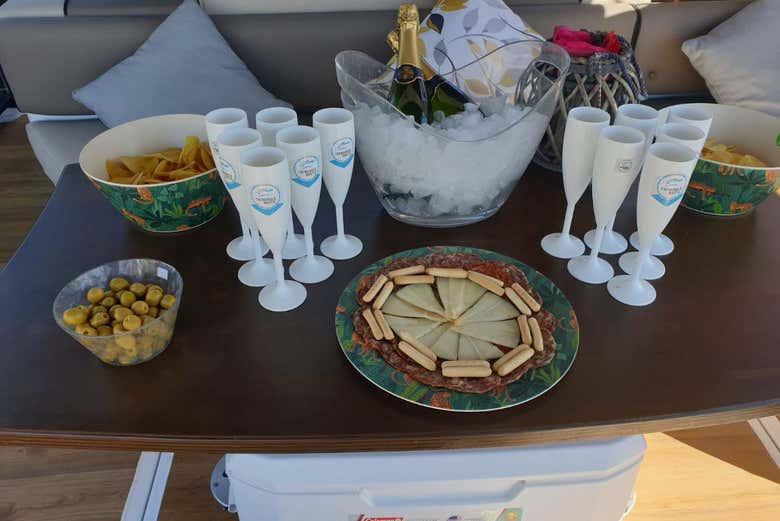 Desfrutando de um aperitivo no iate