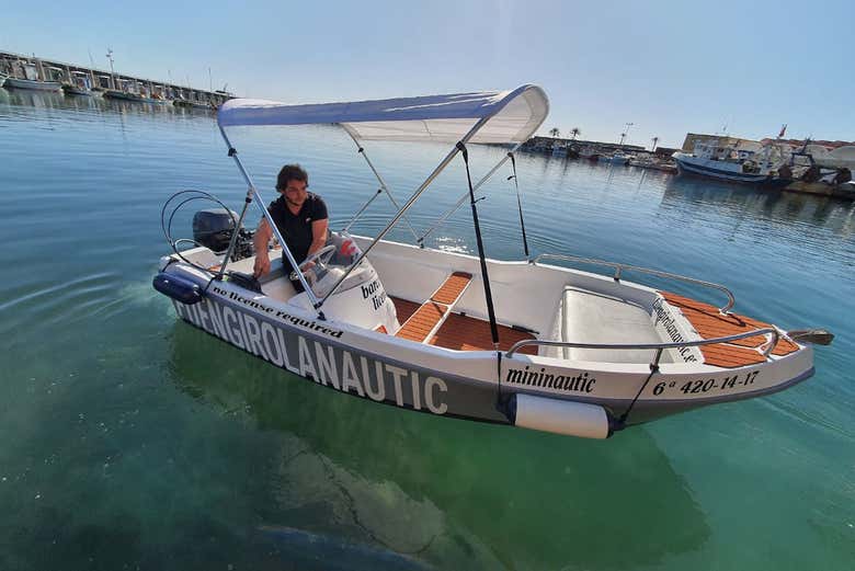 Desfrutando do aluguel do barco sem capitão