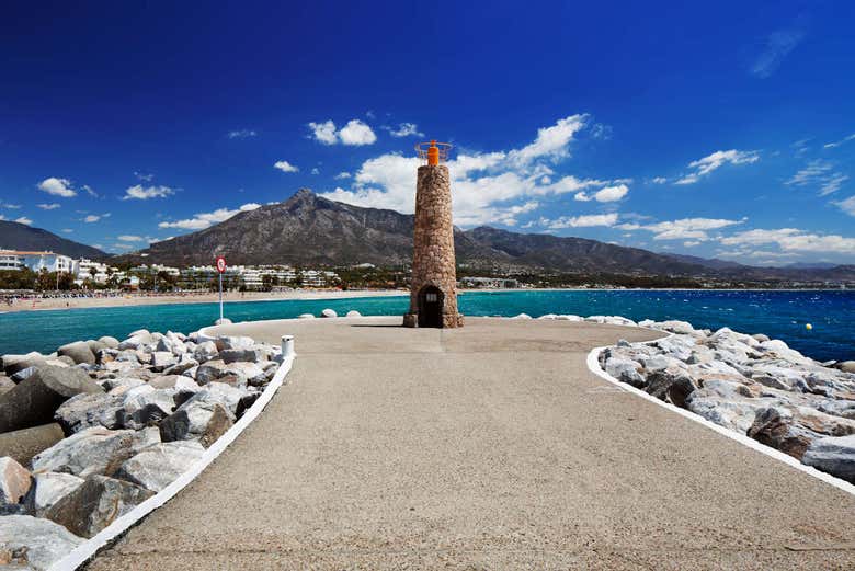 Faro en Puerto Banús