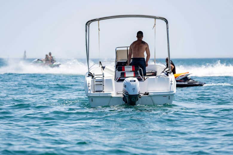 Pilotando la embarcación por el Mediterráneo