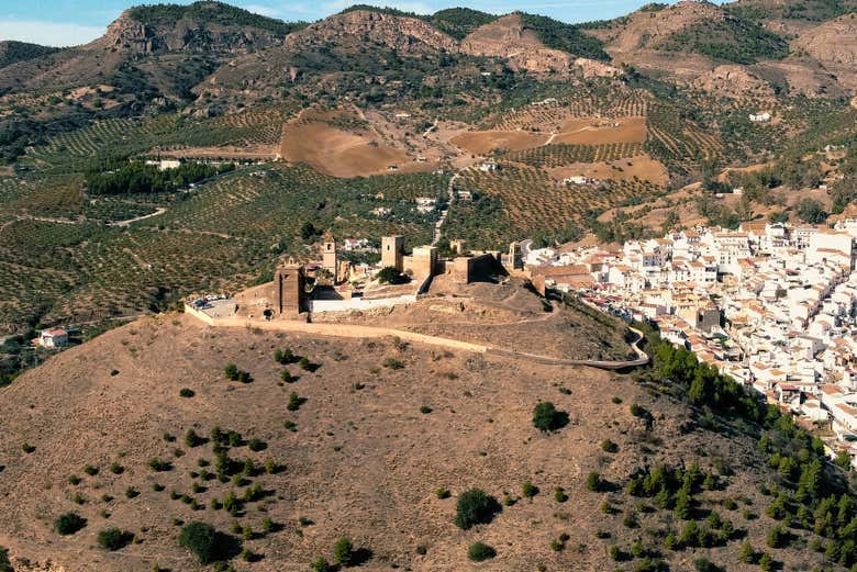 Vista panoramica del castello e del villaggio di Álora