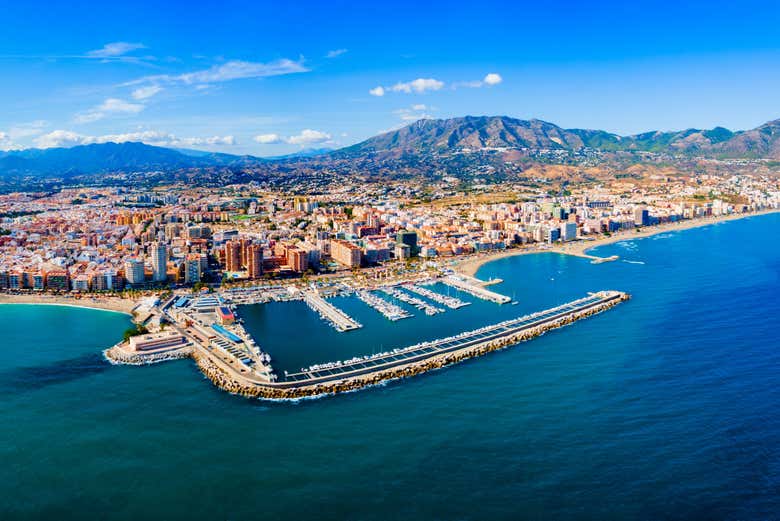 Vue sur la plage et le port de Fuengirola