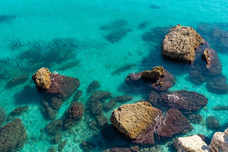Contemplando gli scogli della spiaggia Calahonda di Nerja