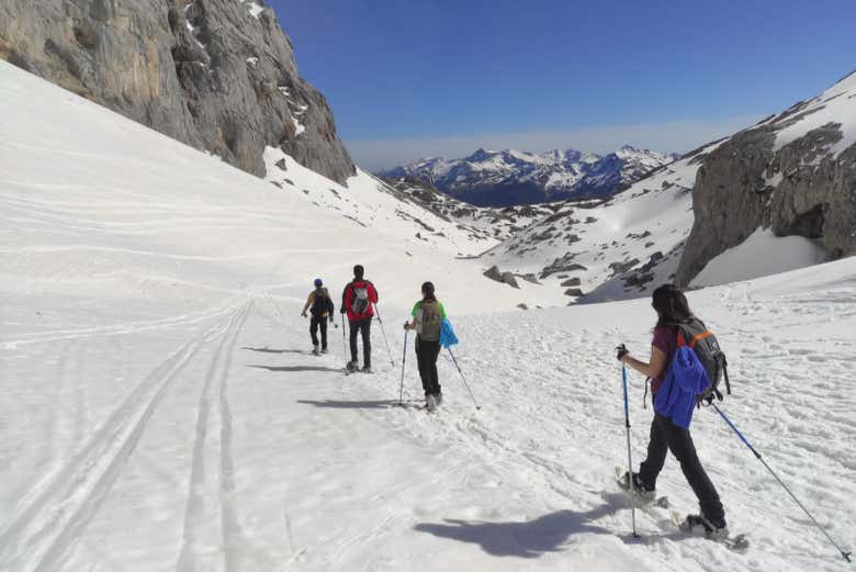 Un grupo realizando el tour en raquetas de nieve