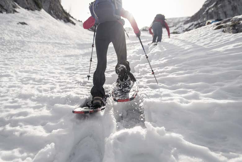 Explorando la zona con las raquetas de nieve