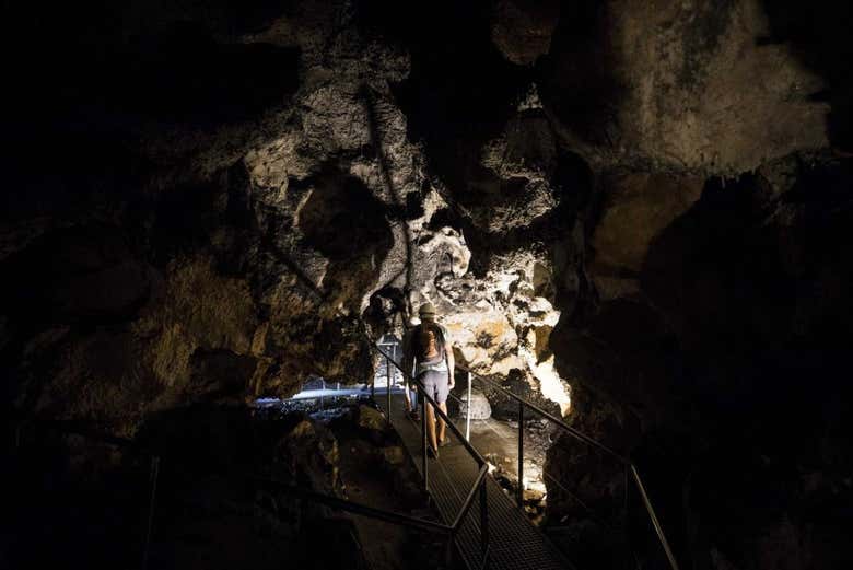 No interior da Cueva del Agua