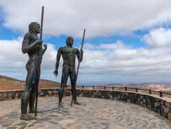 Estatuas de Guise y Ayose