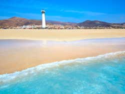 Faro junto a la playa del Matorral