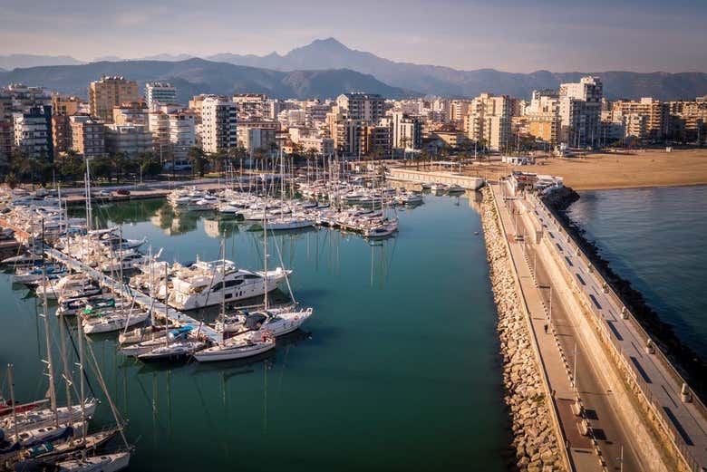 Vista aerea sul porto di Gandia al tramonto