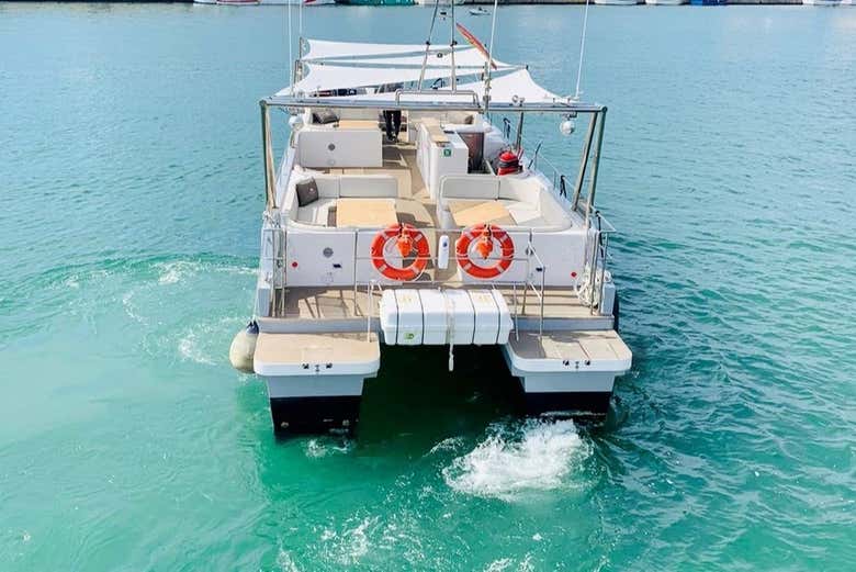 Il catamarano in viaggio sulle acque di Gandia