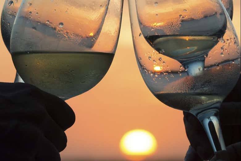 Brindando com taças de cava