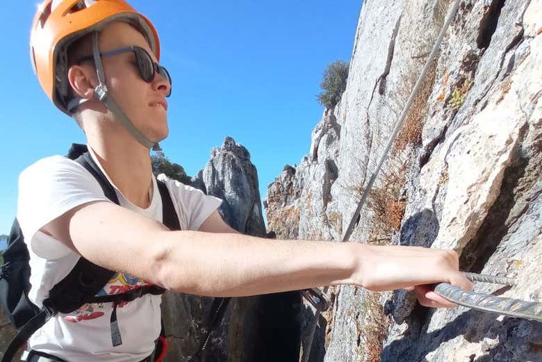 Subindo pelos grampos da via ferrata