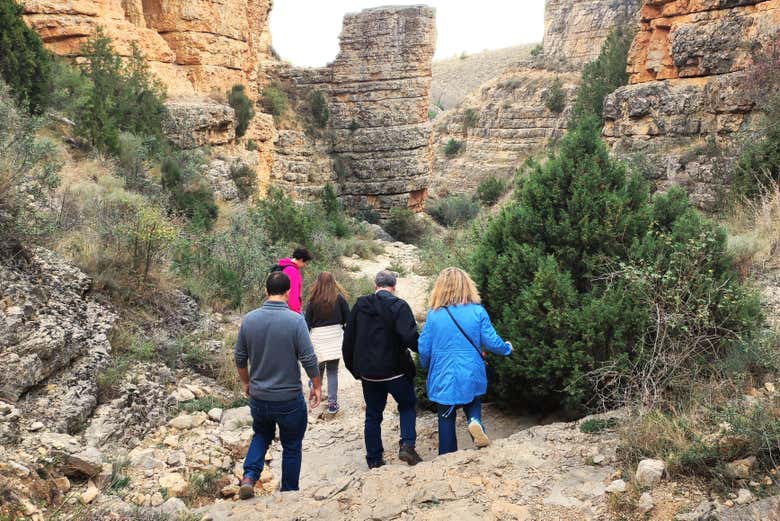 Caminhando entre os vestígios do aqueduto romano de Albarracín