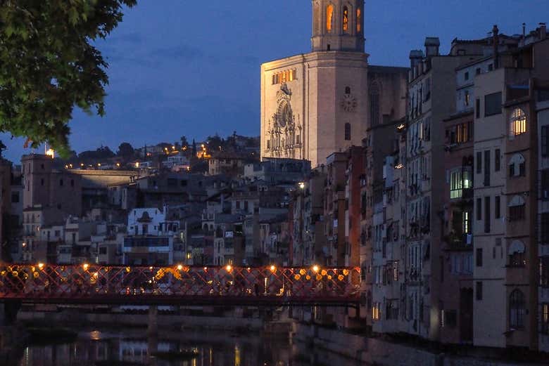 Vista da catedral de Girona visto do rio Onyar