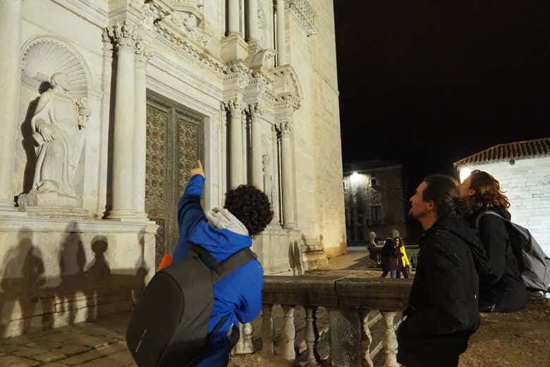 Contemplando a fachada da catedral de Girona