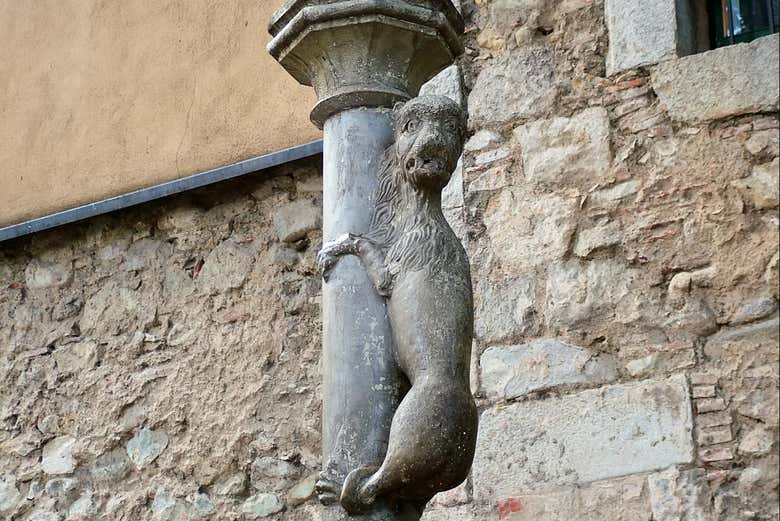 La Leona, a escultura mais famosa da cidade