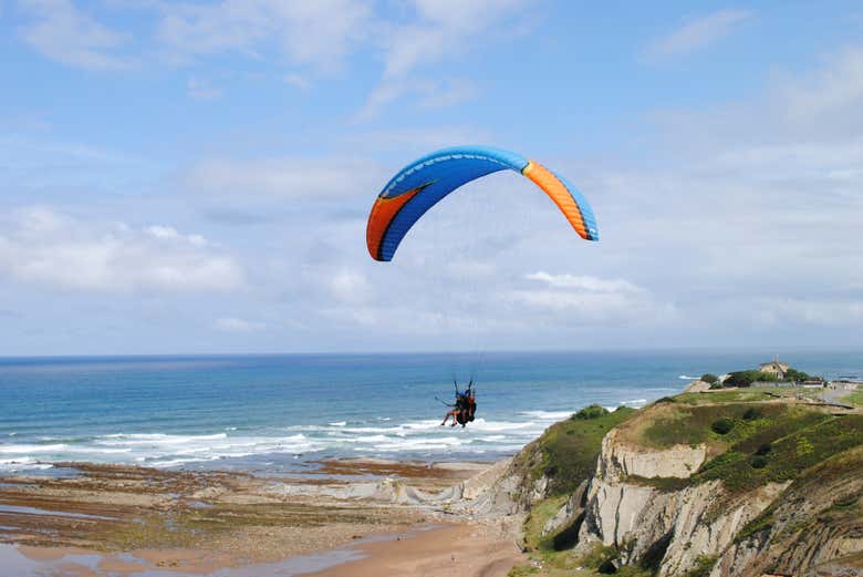 Image de deux personnes volant en parapente au loin