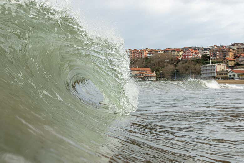 Vagues sur la plage d'Ereaga