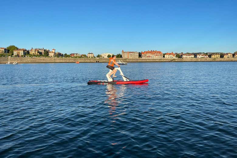 Pedalando nas bicicletas aquáticas