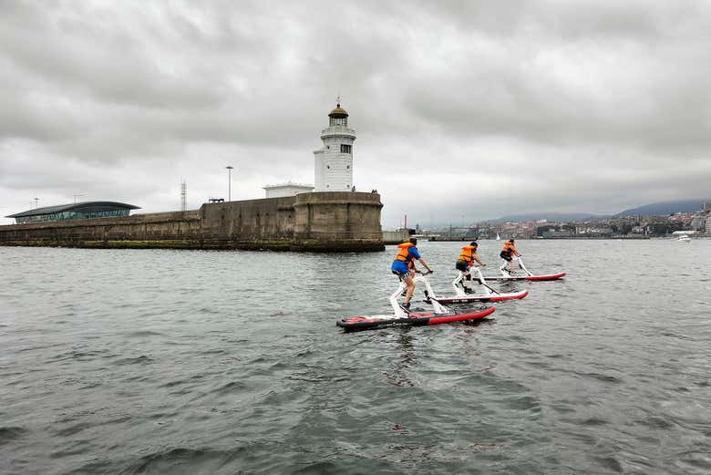 Vue sur le phare depuis le vélo aquatique