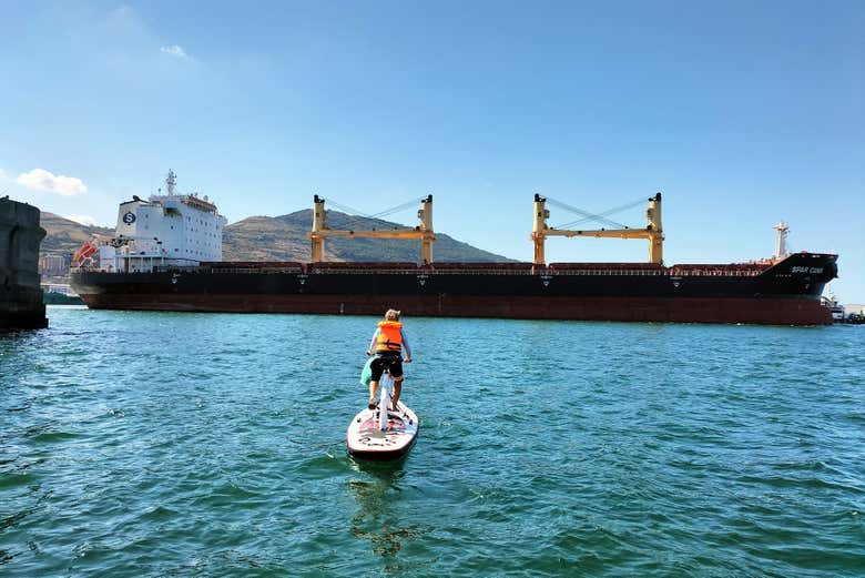 Contemplez un bateau en faisant du vélo aquatique