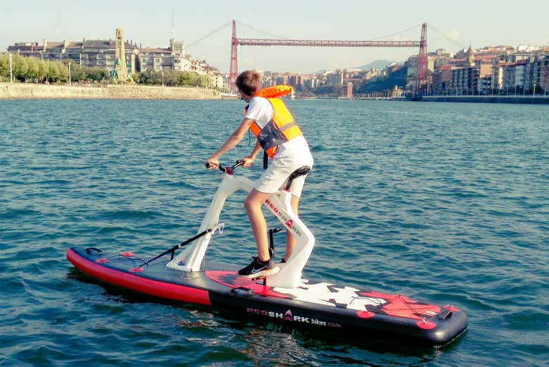 Pedalando sobre o rio