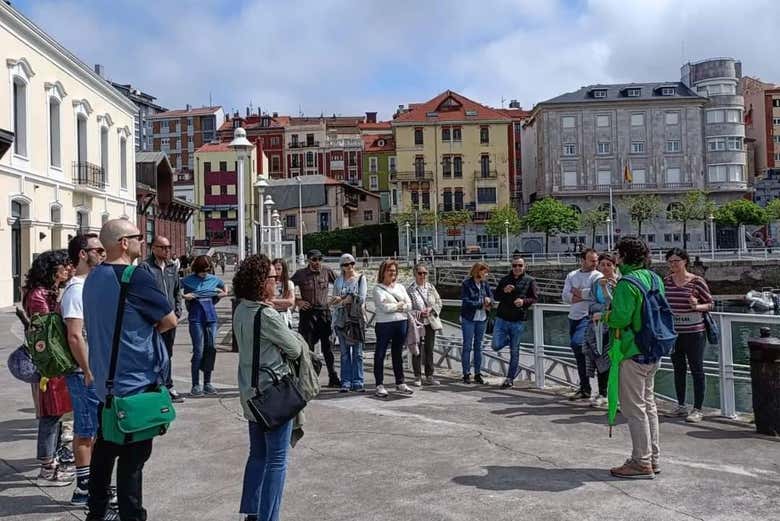 Atendiendo a las explicaciones del guía en el puerto de Gijón