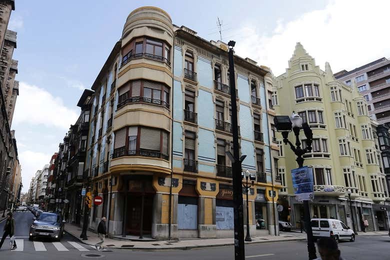 Esplorando calle Instituto, ricca di opere moderniste