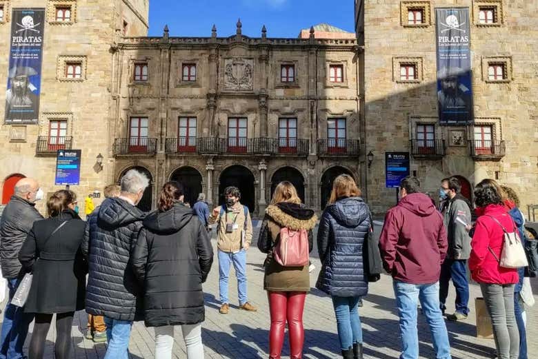 Grupo em frente ao Palácio de Revillagigedo