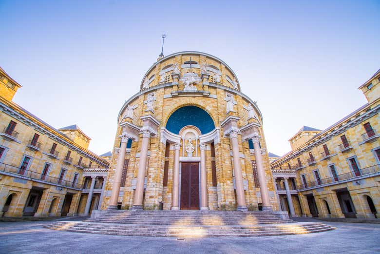 Façade de l'église de Laboral
