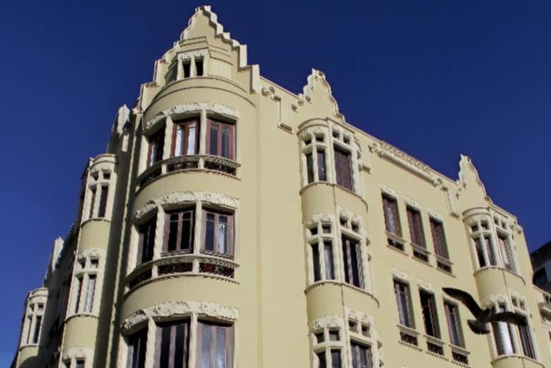 Dettaglio di un imponente edificio modernista a Gijón
