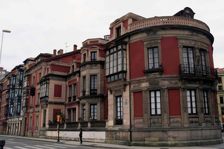 Facciata rossa di un edificio in calle Capua
