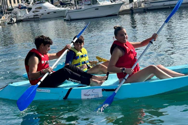 Disfrutando del tour en kayak por Gijón