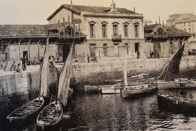 Una foto antigua del puerto de Gijón