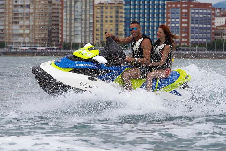 Su una moto d'acqua a Gijón