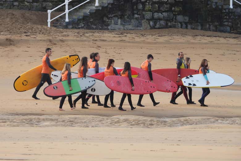Durante el curso de surf en Gijón