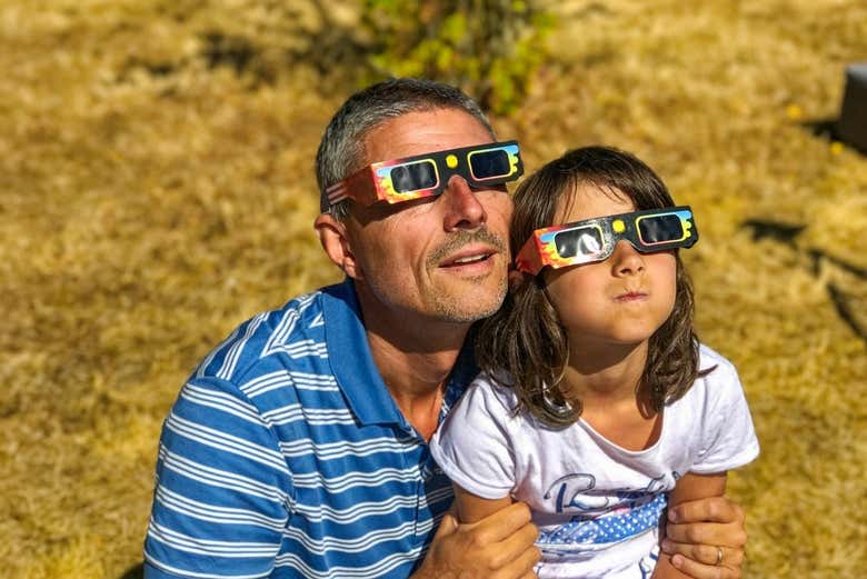 Observando el eclipse solar