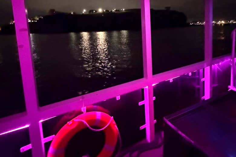 El barco se iluminará de vivos colores