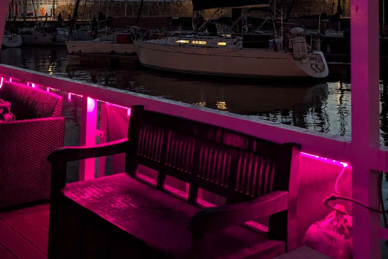 El barco cuenta con cómodas zonas de relax