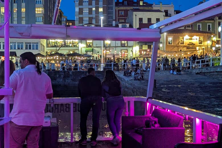 Disfrutando de la travesía nocturna por Gijón