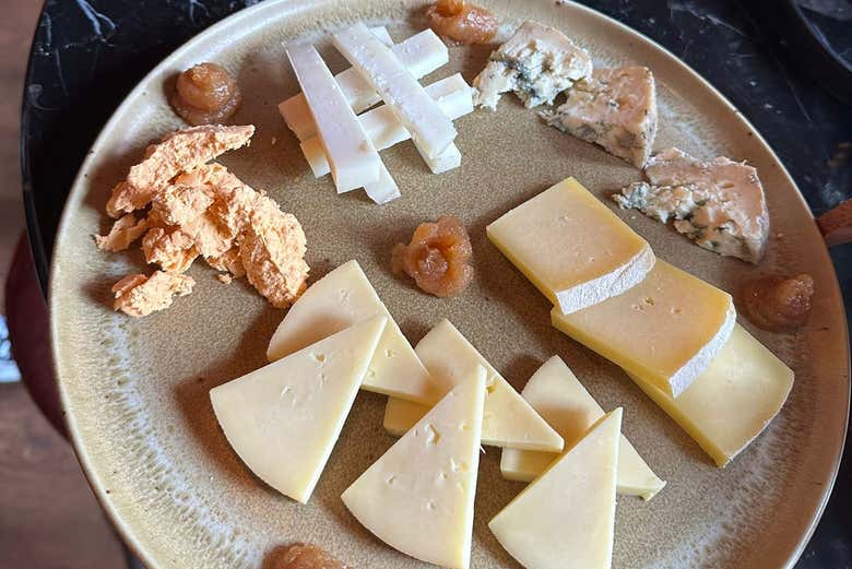 Assiette avec une variété de fromages