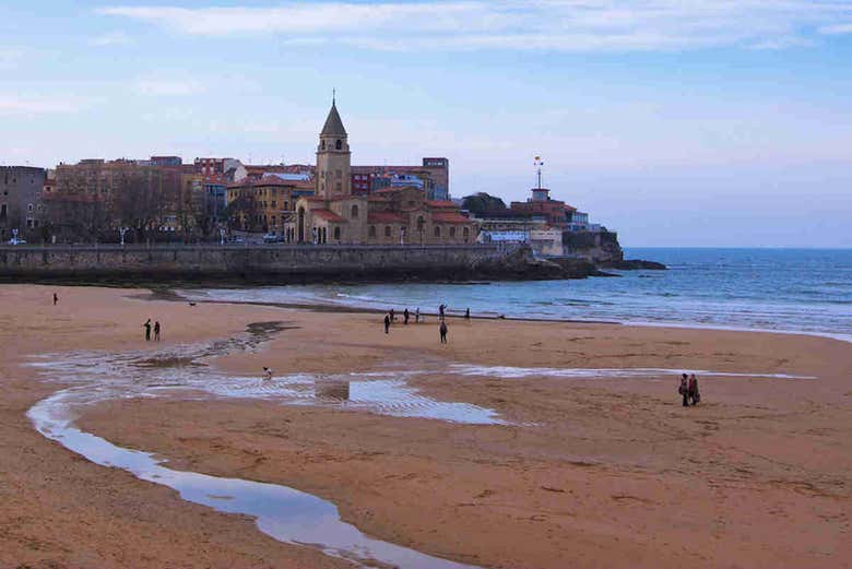 Playa de San Lorenzo y barrio de Cimadevilla al fondo