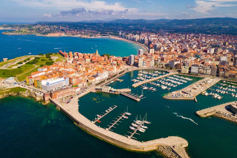 Vistas aéreas del puerto deportivo de Gijón