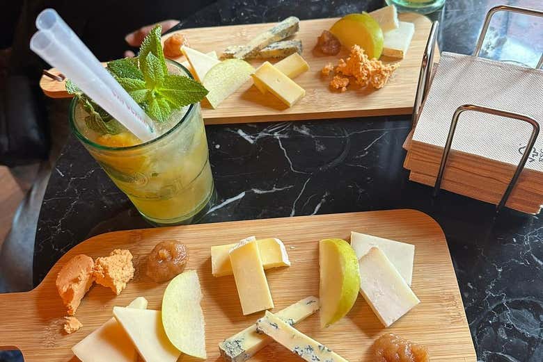 Prato de queijo com uma bebida
