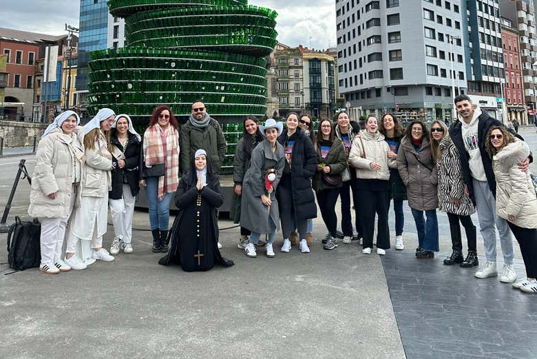 Foto de grupo en el punto de encuentro: El Árbol de la Sidra